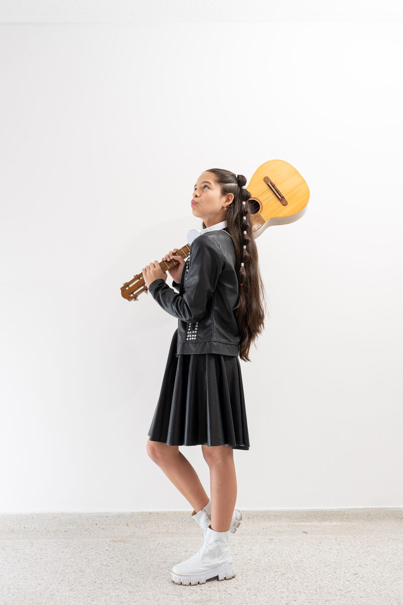 Niña en clase de Iniciación Musical